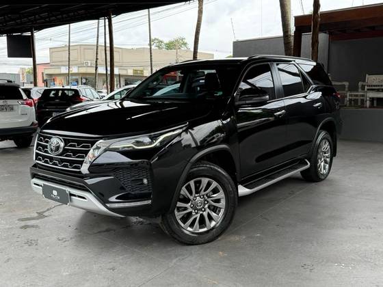 TOYOTA HILUX SW4 2.8 D-4D TURBO DIESEL SRX 7L 4X4 AUTOMÁTICO TOYOTA HILUX SW4 2.8 D-4D TURBO DIESEL SRX 7L 4X4 AUTOMÁTICO